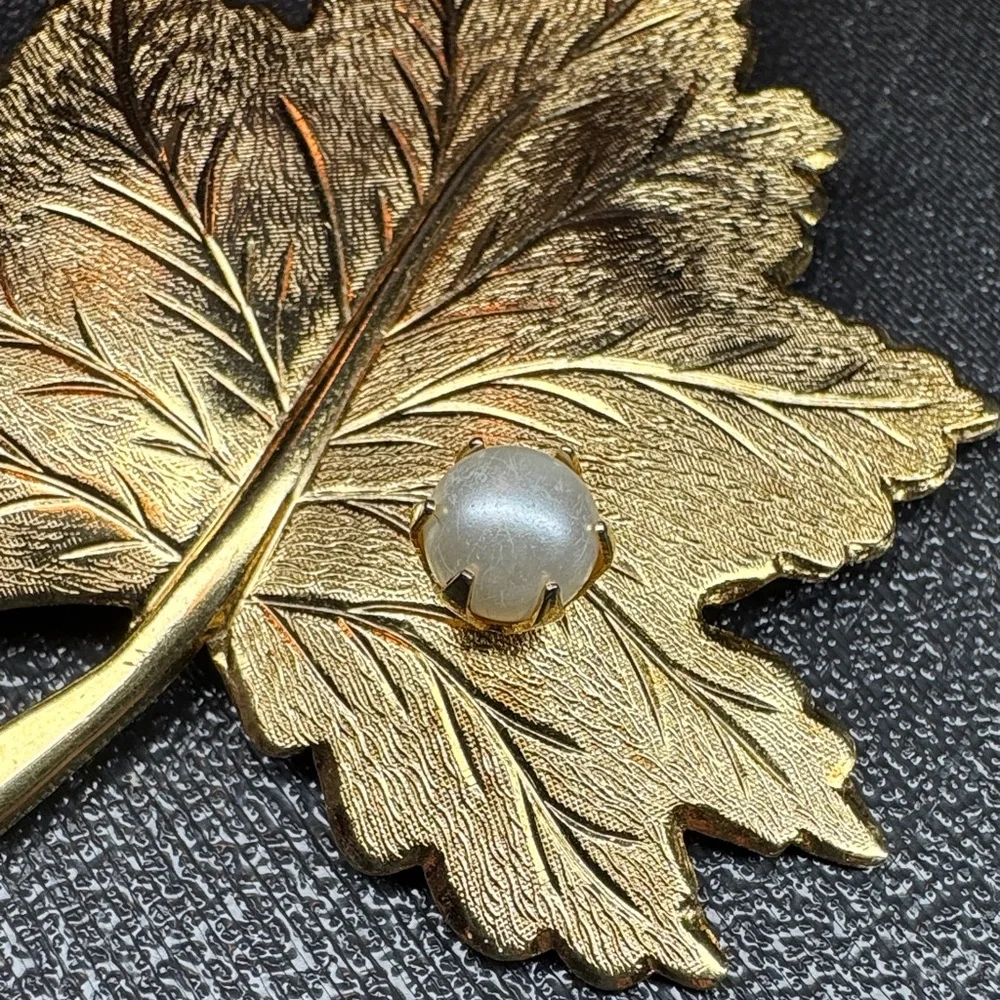 Sarah Coventry “Whispering Leaf” Vintage Maple Leaf with Faux pearl brooch. - Picture 3 of 4